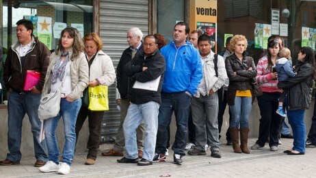 Kø med arbeidsledige i Madrid (Foto: ANDREA COMAS/Reuters) Kø med arbeidsledige i Madrid (Foto: ANDREA COMAS/Reuters)