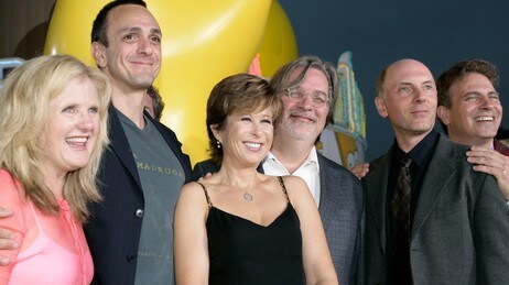Matt Groening sammen med noen av stemmene i The Simpsons (Foto: Matt Sayles/AP) Matt Groening sammen med noen av stemmene i The Simpsons (Foto: Matt Sayles/AP)