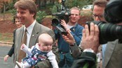 John Edward stilte som senator-kandidat fra Nord-Carolina i 1. Her med sin seks mnd gamle datter.
