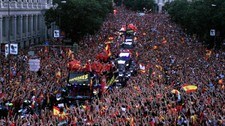 Spanias landslag blir hyllet i Madrids gater (Foto: Hector Font/Ap) Spanias landslag blir hyllet i Madrids gater (Foto: Hector Font/Ap)