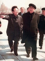 Kim Jong-Il og Kim Il-Sung i april 1982 (Foto: AP/Kyodo, File/AP) Kim Jong-Il og Kim Il-Sung i april 1982 (Foto: AP/Kyodo, File/AP)
