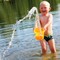 SOMMER: Emil leker med vann på Grøtlitjernet ned på Hedmarken en sommerdag solen tittet frem.