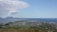 Utsikt fra Junkerfjellet: Byen, flyplassen og Fugløya