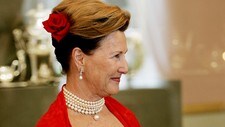 Dronning Sonja i rød gallakjole på gallamiddagen i Stiftsgården (Foto: Stian Lysberg Solum/Scanpix) Dronning Sonja i rød gallakjole på gallamiddagen i Stiftsgården (Foto: Stian Lysberg Solum/Scanpix)