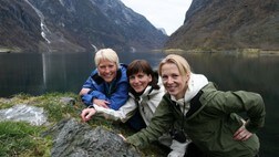 Kari Toft, Monika Blikås og Hanne Aass i Nærøyfjorden. (Foto: Jørn Nordli/NRK) Kari Toft, Monika Blikås og Hanne Aass i Nærøyfjorden. (Foto: Jørn Nordli/NRK)