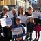 Ruth og Ida Kopperud, Vigdis og Hanna Pilskog på Youngstorget med egne plakater 1. mai.