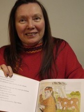 Elle Márjá Vars girjjiinnis 'Máilmmi láikkimus olmmoš' (Foto: Johan Mathis Gaup) Elle Márjá Vars girjjiinnis 'Máilmmi láikkimus olmmoš' (Foto: Johan Mathis Gaup)