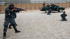 AFGHANISTAN/ Afghan policemen demonstrate their skills during a graduation ceremony in Jalalabad province (Foto: PARWIZ/Reuters) AFGHANISTAN/ Afghan policemen demonstrate their skills during a graduation ceremony in Jalalabad province (Foto: PARWIZ/Reuters)