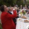 Hver 17. mai samler naboene i Thueveien på Nøtterøy seg til frokost i gata. Dette er 25. gangen de feirer sammen. 