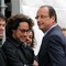 Francois Hollande sammen med sin eldste sønn Thomas Hollande, før starten på et valgmøte ved Chateau de Vincennes utenfor Paris søndag 15. april. Moren til Thomas Hollande, Ségolène Royal, var sosialistenes presidentkandidat ved forrige valg, i 2007. 
