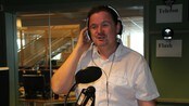 Musikksnakk om Asbjørn Ribe & Di - Asbjørn Ribe har skjenket hjemstedet Birkeland en egen sang på sin ferske plate. Ribe er på A-lista på NRK P1 med sangen «Jeg ser bare deg» og NRK Sørlandets anmelder har gitt ham ni av ti poeng. På SørlandsScenen forteller han om karrieren akkurat nå.