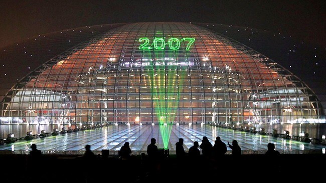 Det nye opera- og konserthuset i Beijing (AP) Det nye opera- og konserthuset i Beijing (AP)