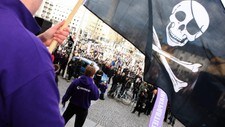Piratpartiet demonstrerer i Stockholm (Foto: FREDRIK PERSSON/AP) Piratpartiet demonstrerer i Stockholm (Foto: FREDRIK PERSSON/AP)