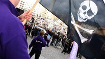 Piratpartiet demonstrerer i Stockholm (Foto: FREDRIK PERSSON/AP)