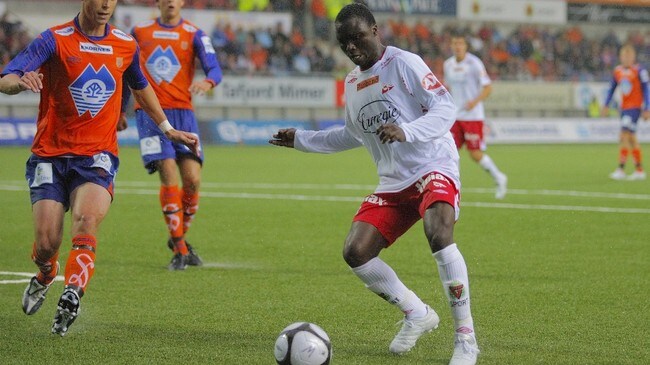 Fredrikstads Dominic Adiyiah (t.h.) og AaFKs Daniel Arnefjord (Foto: Svein Ove Ekornesvåg/Scanpix) Fredrikstads Dominic Adiyiah (t.h.) og AaFKs Daniel Arnefjord (Foto: Svein Ove Ekornesvåg/Scanpix)