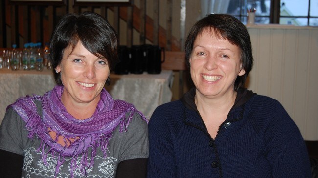 Kari Virkesdal og Siv Fristad (Foto: Sogn og Fjordane Ungdomslag)