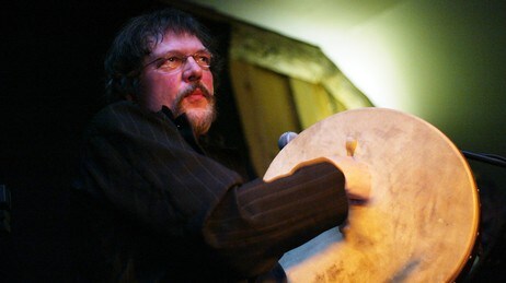 Geir Remen synger og spiller for det meste strengeinstrumenter. Geir Remen synger og spiller for det meste strengeinstrumenter.