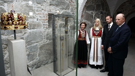 Kongefamilien på riksregalieutstillingen i Erkebispegården (Foto: Gorm Kallestad/Scanpix) Kongefamilien på riksregalieutstillingen i Erkebispegården (Foto: Gorm Kallestad/Scanpix)