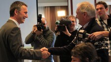 Jens Stoltenberg hilser på fylkesrådsleder Odd Eriksen (Foto: Susanne Lysvold/NRK)