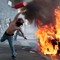 En mann kaster et brannslokkingsapparat mot politiet i Roma. En mann kaster et brannslokkingsapparat mot politiet i Roma.
