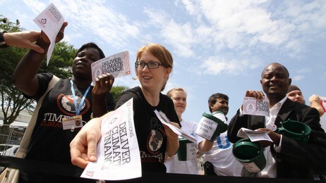 Kirkens Nødhjelp utfører klimastunt i Durban (Foto: Kirkens Nødhjelp/Ida Thomassen) Kirkens Nødhjelp utfører klimastunt i Durban (Foto: Kirkens Nødhjelp/Ida Thomassen)