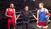 For eller mot proffboksing - NRK P1s Ukeslutt har kanskje funnet god måte hvor debattantene må argumentere med både munnen og nevene. Sveinung Rotevatn (blått) og Arild Stokkan-Grande (rødt).