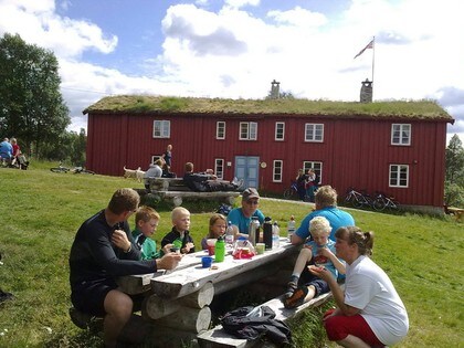 Svukuriset er en vakker, ombygget fjellgård i Femumndsmarka. Den litt over ei mil lange sykkelturen fra Elgå egner seg godt for barnefamilier.