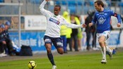 Strømsgodsets Ola Kamara (tv) i duell med Daniel Berg Hestad