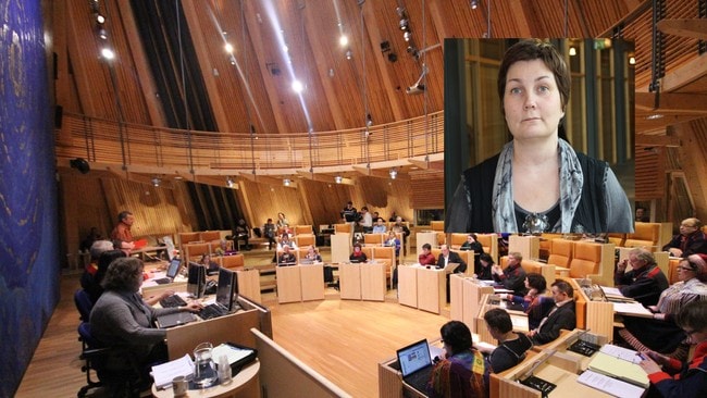 Sametingets plenum og Aili Keskitalo (Foto: Fotomontasje: /NRK) Sametingets plenum og Aili Keskitalo (Foto: Fotomontasje: /NRK)