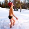 Anne Merete Rodem har knipset Filip Frosterud Larsen (8) fra Lillestrøm på hytta på Sjusjøen. Han elsker å bade og elsker snø! Det beste er å få bade i badestampen og rulle seg i snøen etterpå, som på dette bildet.