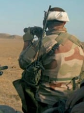 Norsk skarpskytter i Afghanistan (Foto: Bilde fra «Med mandat til å drepe») Norsk skarpskytter i Afghanistan (Foto: Bilde fra «Med mandat til å drepe»)