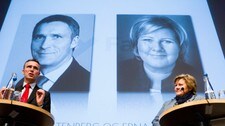 Statsminister Jens Stoltenberg og formann i høyre Erna Solberg (Foto: Roald, Berit/Scanpix) Statsminister Jens Stoltenberg og formann i høyre Erna Solberg (Foto: Roald, Berit/Scanpix)