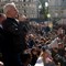 Wikileaks-gründer Julian Assange dukket opp på demonstrasjonen i London. Wikileaks-gründer Julian Assange dukket opp på demonstrasjonen i London.