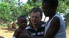 Jarle Bruntveit med gutten Momo i Sierra Leone (Foto: Jarle Bruntveit)