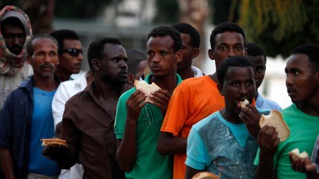 Sørsudanesiske flyktninger i matkø i Tel Aviv (Foto: BAZ RATNER/Reuters) Sørsudanesiske flyktninger i matkø i Tel Aviv (Foto: BAZ RATNER/Reuters)