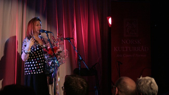 Mari Boine mottar pris (Foto: Siv Eli Vuolab/NRK) Mari Boine mottar pris (Foto: Siv Eli Vuolab/NRK)