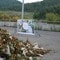 Store berg av blomstrar ligg klare for kompostering. 