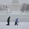 USA: To personer vasser i snø i Washington D.C. 6. februar i år. 