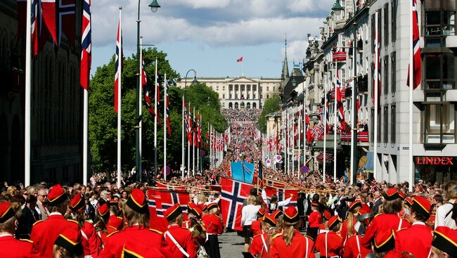 Slott og korps på 17.mai. (Foto: Aas,  Erlend/SCANPIX)