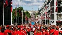 Slott og korps på 17.mai. (Foto: Aas, Erlend/SCANPIX) Slott og korps på 17.mai. (Foto: Aas, Erlend/SCANPIX)
