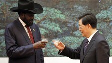 Sør-Sudans president Salva Kiir og Kinas president Hu Jintao (Foto: Kazuhiro Ibuki/Ap) Sør-Sudans president Salva Kiir og Kinas president Hu Jintao (Foto: Kazuhiro Ibuki/Ap)