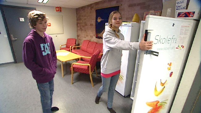 Rygge kommune har ikke råd til skolefrukt. Steffen Borg og Marte Jahren depper. (Foto: Ingrid Mathilde Langvik/NRK)