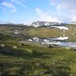 Simskardvannet med Kvigtind i tåka midt i bildet