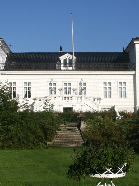 Kaupanger hovedgård (Foto: Kjell Arvid Stølen/NRK) Kaupanger hovedgård (Foto: Kjell Arvid Stølen/NRK)
