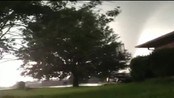 Før og etter tornadoen - Jason Leger fra Newcastle i Oklahoma søkte tilflukt sammen med familien i husets tilfluktsrom i kjelleren da tornadoen kom. Han filmet med mobilkameraet hvordan det så ut utenfor før og etter at familien kom ut av tilfluktsrommet. 