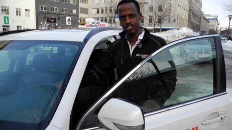 Taxisjåfør Abdi Hussain i Bodø (Foto: Adrian Dahl Johansen/NRK) Taxisjåfør Abdi Hussain i Bodø (Foto: Adrian Dahl Johansen/NRK)