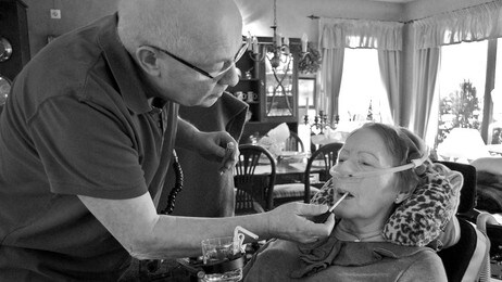 Øystein sminker Alice (Foto: Kristin Heien Børnes/NRK) Øystein sminker Alice (Foto: Kristin Heien Børnes/NRK)
