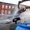 Ei mor kjøler ned sonen sin i ein ventil på ein brannhydrant i New York etter at det vart sett ny varmerekord i byen.