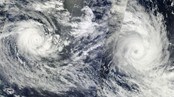 De tropiske syklonene «Ului» (v) og «Tomas»(h) (Foto: MODIS/NASA/Scanpix/AFP)