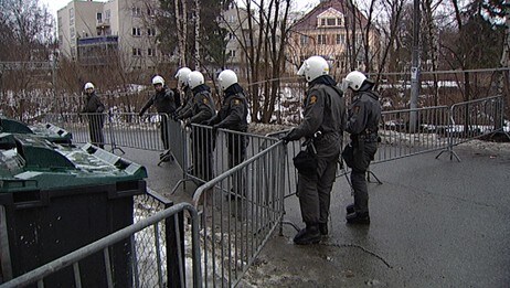Politiet før demonstrasjonen (Foto: Åsmund Hasli/NRK) Politiet før demonstrasjonen (Foto: Åsmund Hasli/NRK)